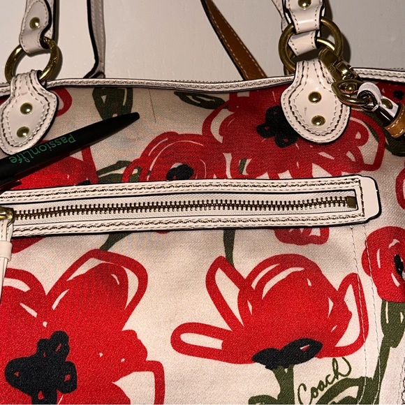 Coach Poppy Hallie tote style #23263. Includes dust bag - Picture 4 of 11